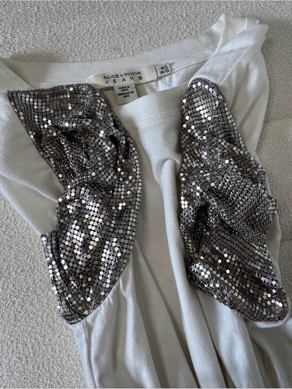 Alice + Olivia Chainmill sleeve
White Tee. 💯 cotton and sleeves are 💯 aluminum - Picture 7 of 8